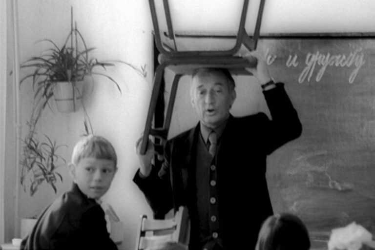 Gianni Rodari – A 40 anni dalla sua morte: “Tutti gli usi della parola a tutti, non perché tutti siano artisti, ma perché nessuno sia schiavo”