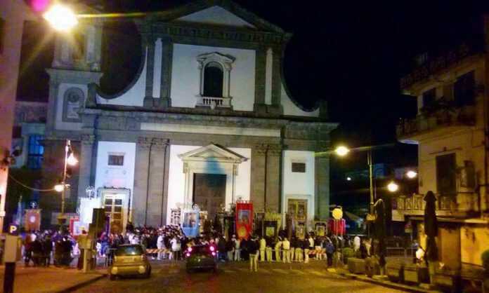 le-prime-squadre-di-battenti-in-attesa-che-il-portone-si-apra