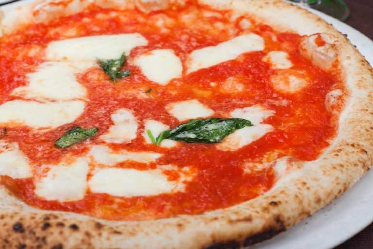 Napoli – L’associazione PizzaiUoli presenta il ‘ Presepe di pizza’