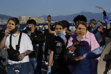 Fase 2: Napoli; protesta di 300 esercenti, folla sul lungomare