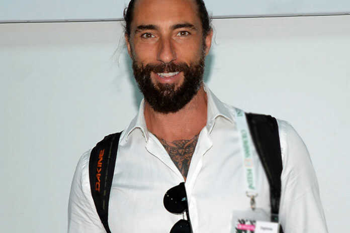 Video – Ennesima aggressione a Brumotti, l’inviato di Striscia, “gli spacciatori non mi fermeranno”