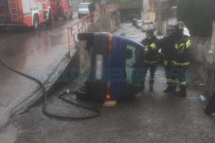 Angri – Attimi di paura per nonna e nipote, auto capovolta in via Ponte Aiello