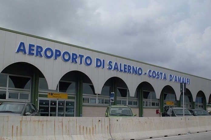 Pontecagnano Faiano – Rifiuti in strada nei pressi dell’aeroporto “Costa d’Amalfi”