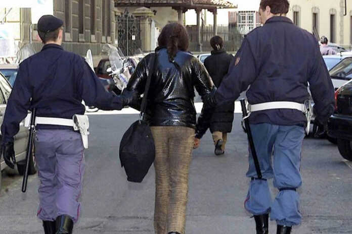 QUESTURA DI NAPOLI – Manette per una 35enne accusata di furto e resistenza