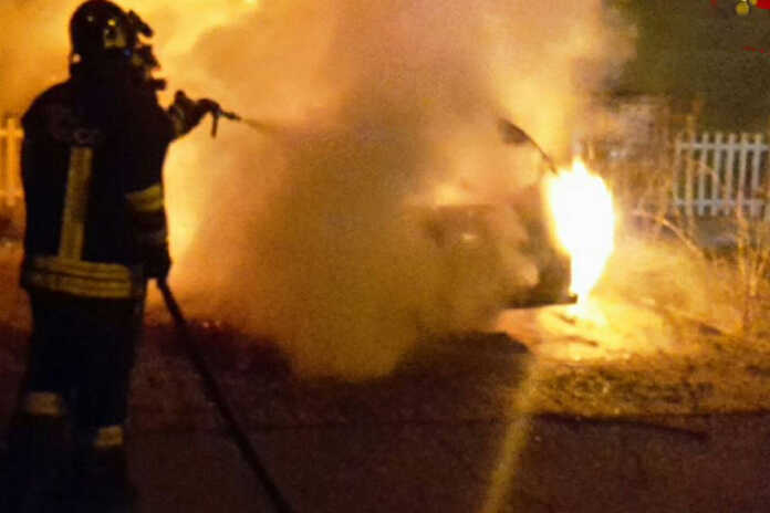 Auto incendiata
