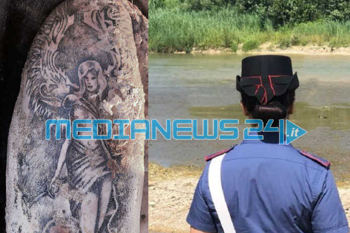 Bacoli / Napoli – E’ giallo sul cadavere ritrovato in mare. Diramata la foto del tatuaggio
