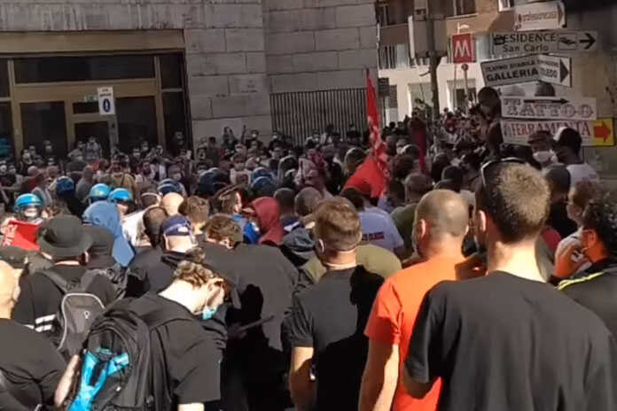 Napoli – Disordini al corteo di lavoratori e disoccupati, feriti tre poliziotti