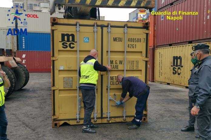 Napoli – Sequestrate 8 tonnellate di rifiuti speciali diretti in Africa
