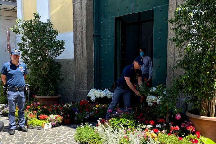 Napoli – Sanzionato fioraio, la polizia sequestra oltre 200 piante e le devolve in beneficenza