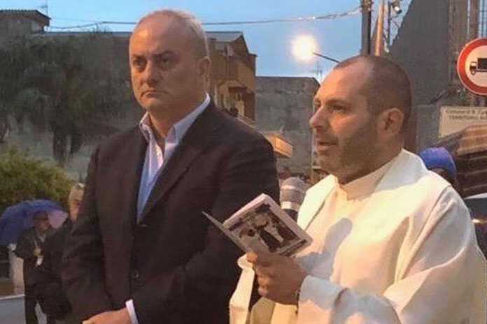 S.Egidio Monte Albino – In fiamme l’auto di Don Gerardo. La comunità al suo fianco