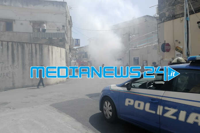 Sarno – Auto in fiamme in Piazza Carresi, sul posto i vigili del fuoco