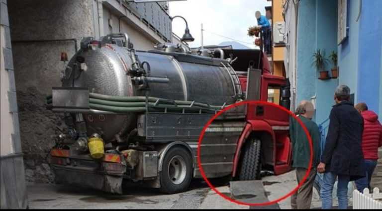 Poggiomarino – Rione Cangianielli -camion dell’espurgo rimasto affondato