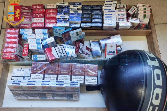 Napoli – La polizia sequestra 123 pacchetti di sigarette di contrabbando: due arresti