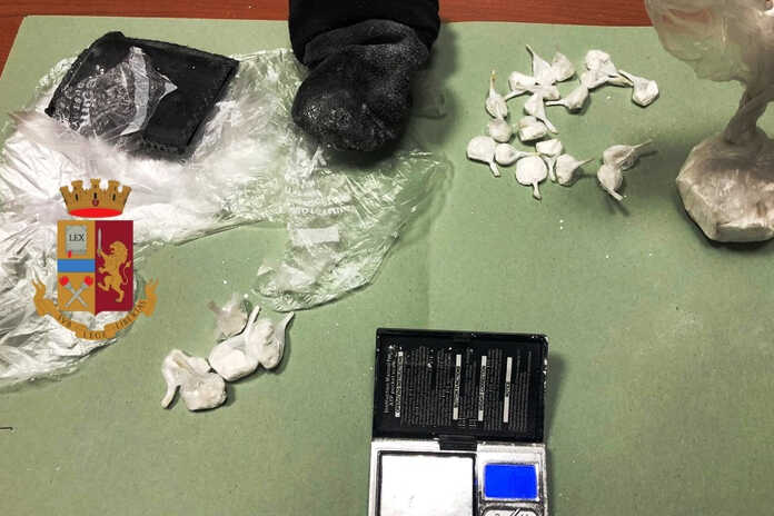 Napoli / Caivano – Polizia arresta madre e figlio per spaccio