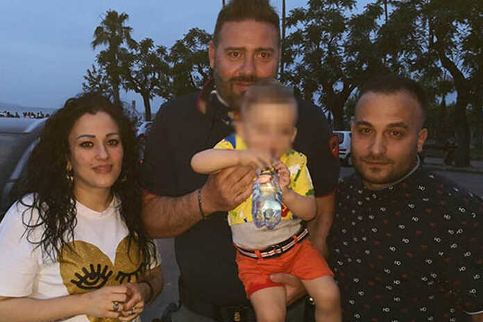 Torre Annunziata – Bimbo di due anni rischia di soffocare, salvato dal poliziotto “eroe”