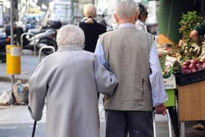 Carabinieri salvano anziani da incendio a Salerno – Cirielli “Meritano la nostra riconoscenza”