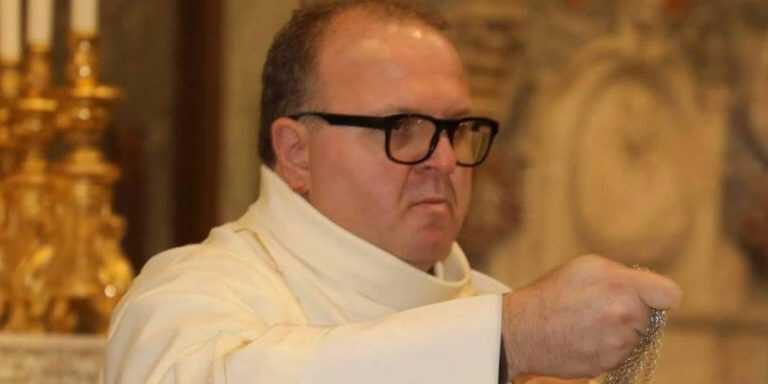 ESCLUSIVA MN24 – Ricigliano – Don Vincenzo Ruggiero e la singolare creazione della mascherine con i Santi