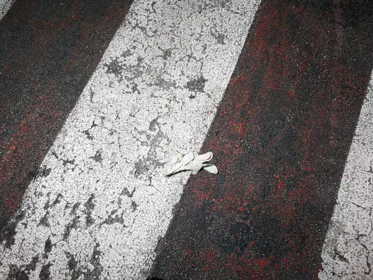 Per favore … il guantino no!