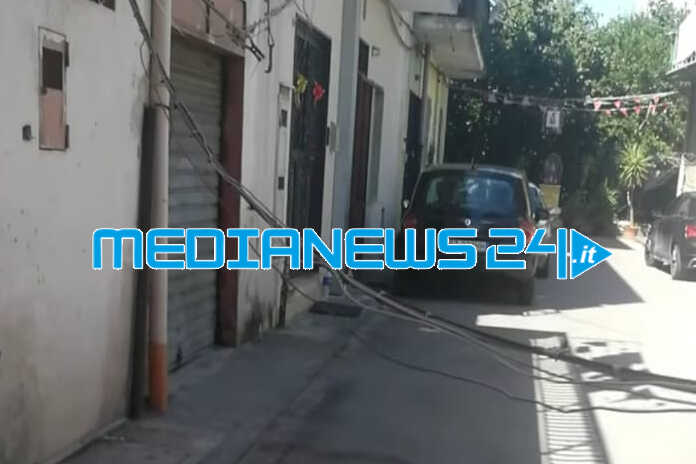 Angri – Cavo penzolante in via Di Donato, la rabbia dei cittadini residenti, “siamo del tutto inascoltati”