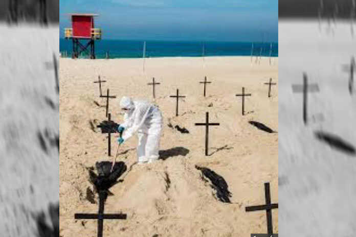 Brasile – La spiaggia di Copacabana diventa un cimitero per le vittime Covid