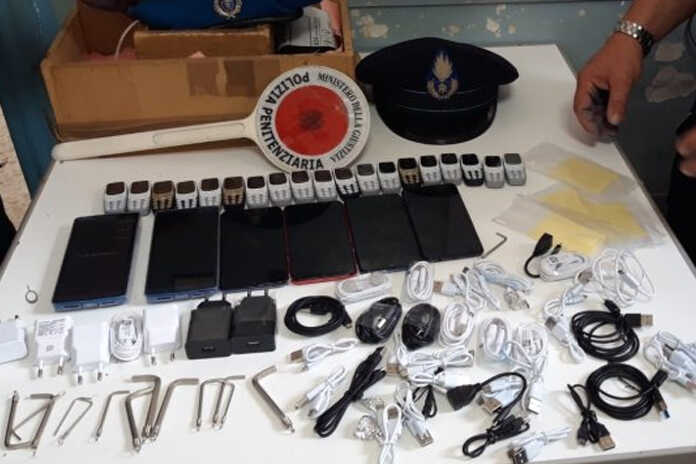 Avellino / Carcere di Bellizzi – 25 cellulari nascosti nel doppiofondo di una pentola