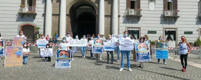 Salerno – Flash mob degli infermieri anti-Covid davanti alla Prefettura