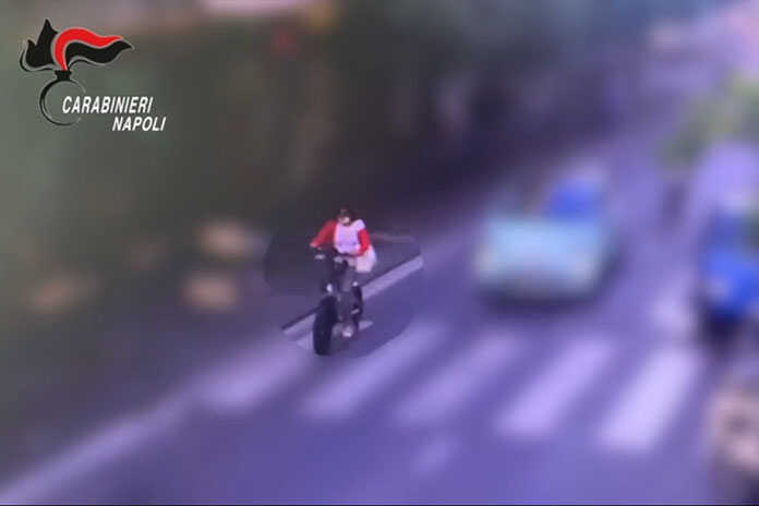 VIDEO / Sorrento – Donna 48enne ruba bici elettrica in pieno centro, arrestata