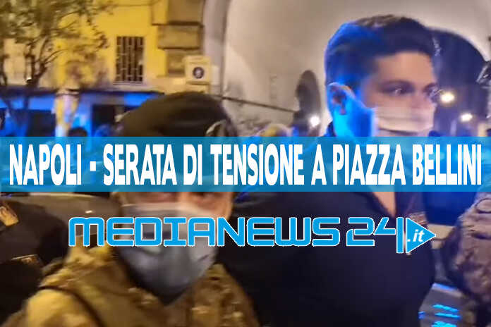 Napoli – Movida in piazza Bellini, poliziotti feriti e volanti danneggiate. Tre arresti
