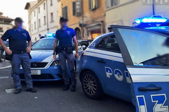 Napoli – In manette uomo armato di coltello