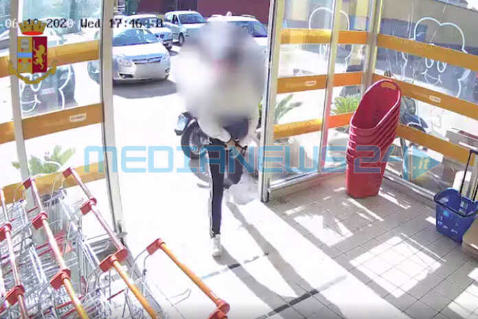 Napoli / Scampia – Arrestati i due rapinatori del colpo al supermercato / Le foto