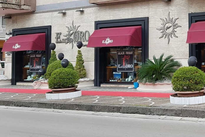 Scafati – Furto alla gioielleria Enrico Oro, razzia di gioielli e danni ingenti