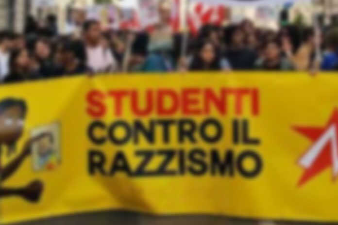 Napoli – Studenti in piazza contro il razzismo USA
