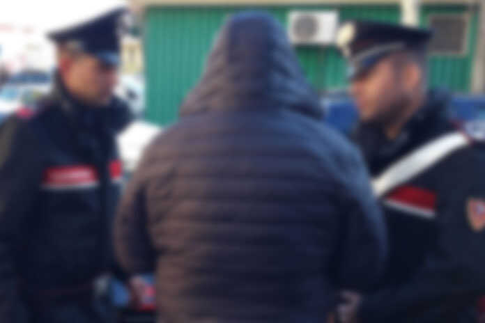 Torre Annunziata – Prima la rapinano e poi gli incendiano l’auto. Manette per due fratelli