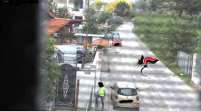 Caivano – Pusher in villa, gestivano una “piazza” da 80 clienti al giorno, 5 arresti – FOTO