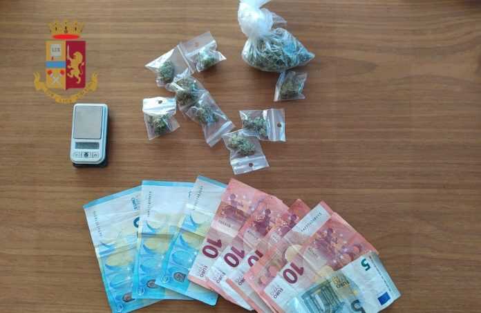 Napoli – Un arresto per droga e una denuncia per ricettazione