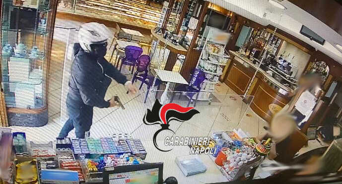 Napoli – Rapina una pasticceria e crede di averla fatta franca ma i Carabinieri lo arrestano grazie a un dettaglio – IL VIDEO