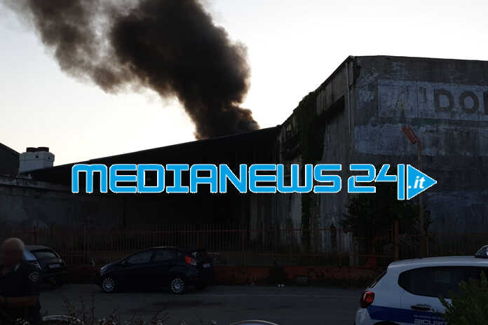 Salerno – In fiamme un capannone in via delle Calabrie – FOTO GALLERY