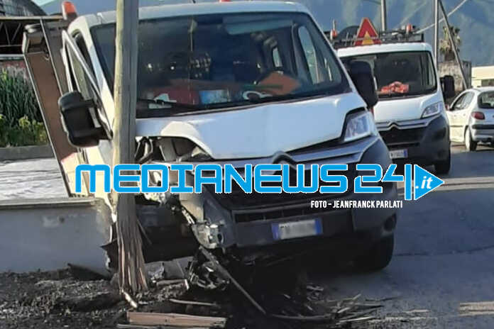 Angri – Incidente in via Orta Longa per “colpo di sonno”, contusi 4 operai