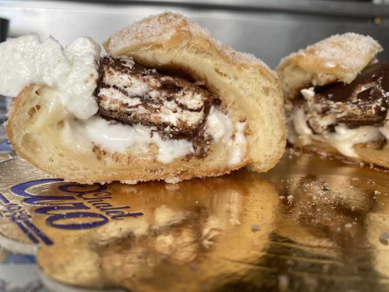 Napoli – A Mergellina creato il graffetto – cornetto di graffa farcito di panna fresca