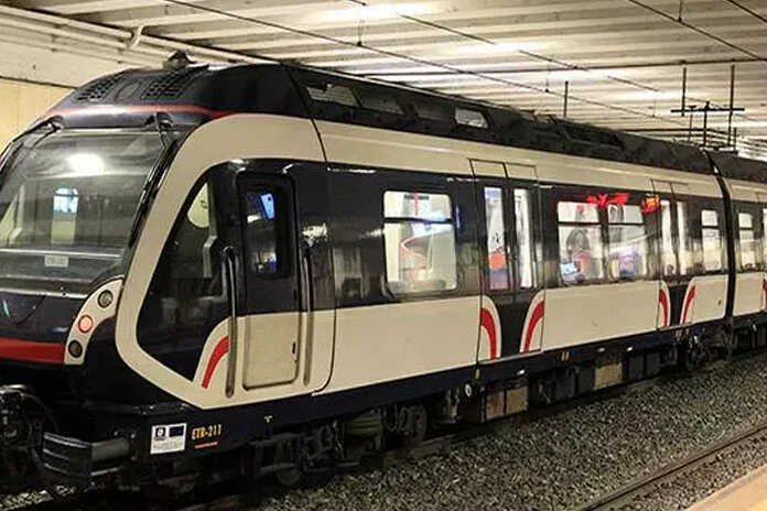 Domenica incandescente sui vagoni della circumvesuviana di Napoli