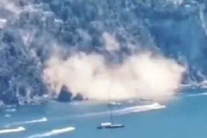 Costiera Amalfitana – Caduta di alcune pietre sulla spiaggia a Conca dei Marini