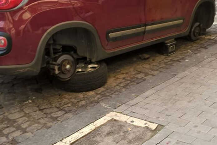 Cava de’ Tirreni – Presi due napoletani mentre rubavano pneumatici