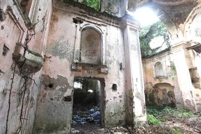 Giugliano in Campania – Demolito un villaggio baronale del ‘700 per realizzare un complesso residenziale