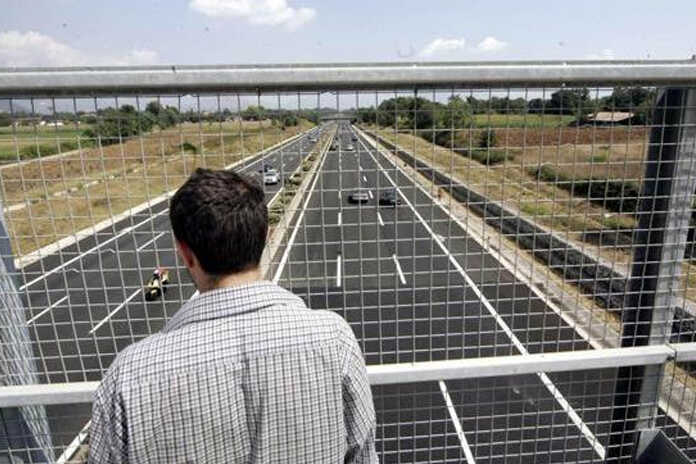 Cavalcavia statale 268 del Vesuvio – E’ caccia ai vandali che hanno lanciato bottiglie