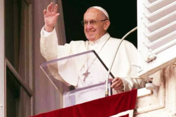 VIDEO / Il Papa durante l’Angelus ai giovani: “Non lasciate soli gli anziani, sono le nostre radici”