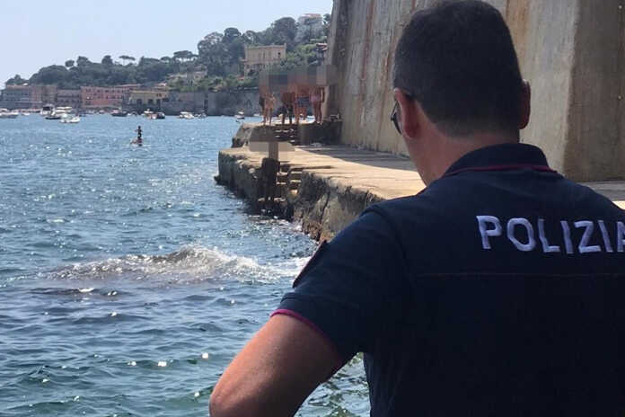 Napoli / Posillipo, arrestato nudo in spiaggia