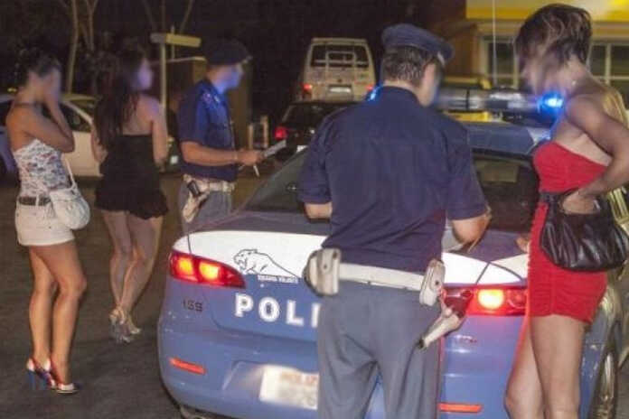 Napoli /  Porta Capuana, stretta della polizia contro la prostituzione
