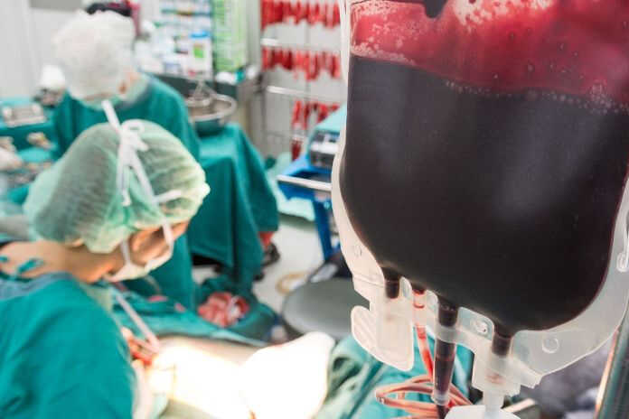 Morta per trasfusione di sangue infetto. Eredi ottengono 695 mila euro dopo 46 anni