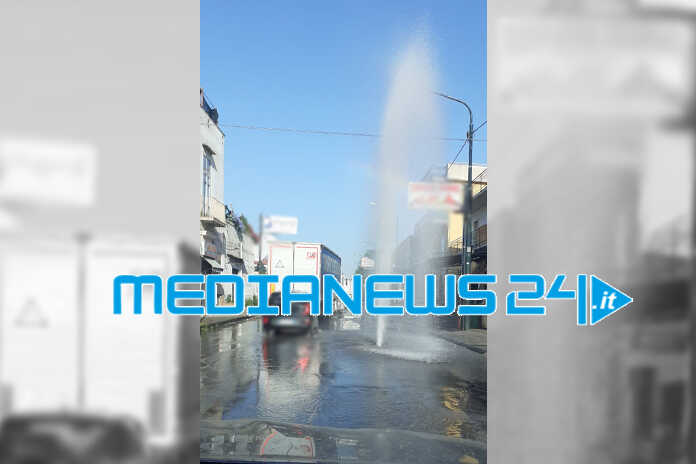 Pagani – Rottura di una tubazione in via Alcide De Gasperi, l’ira dei residenti