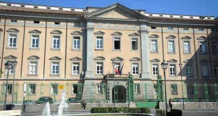 Napoli – Detenuto accusato di maltrattamenti tenta il suicidio in Tribunale ad Aversa